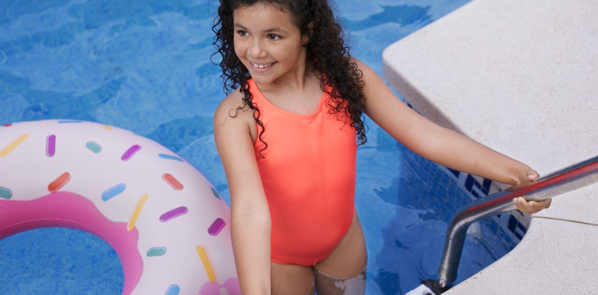 Maillot de bain anti-UV enfant : les critères à connaître avant d'acheter